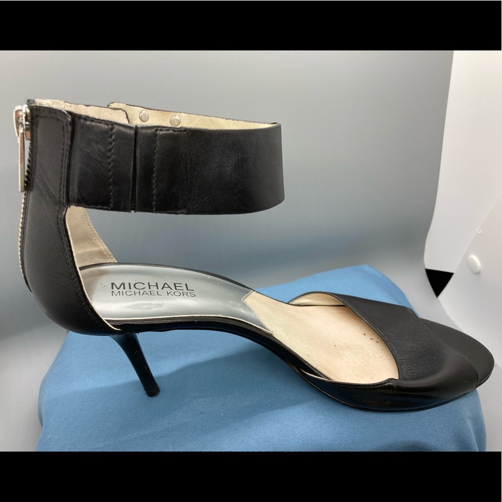 MK-9.5 Michael Kors Black
Zipper back Gorgeous